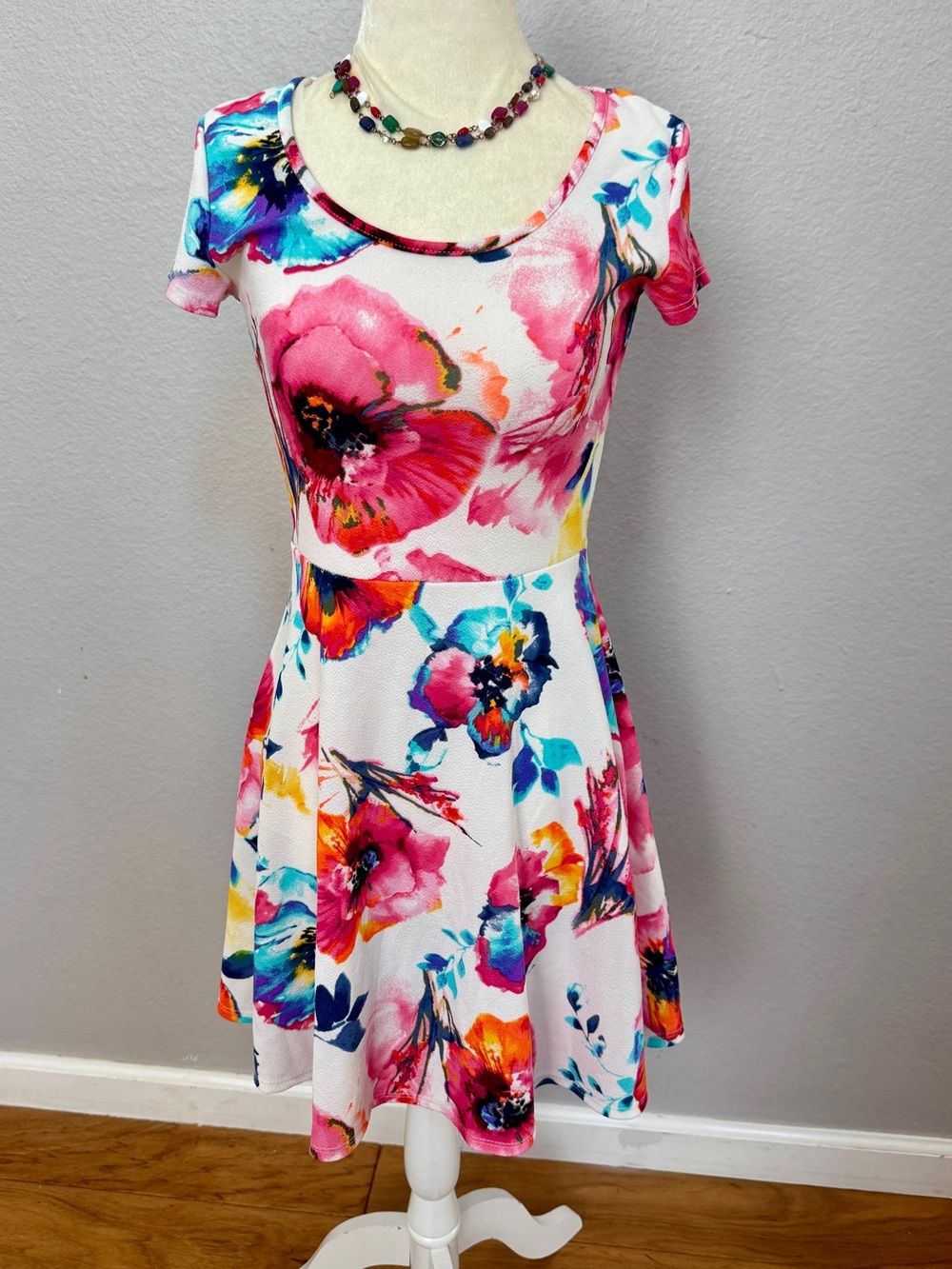 Marci Dress - Floral Short Sleeve Above the Knee Dress White & Floral print M